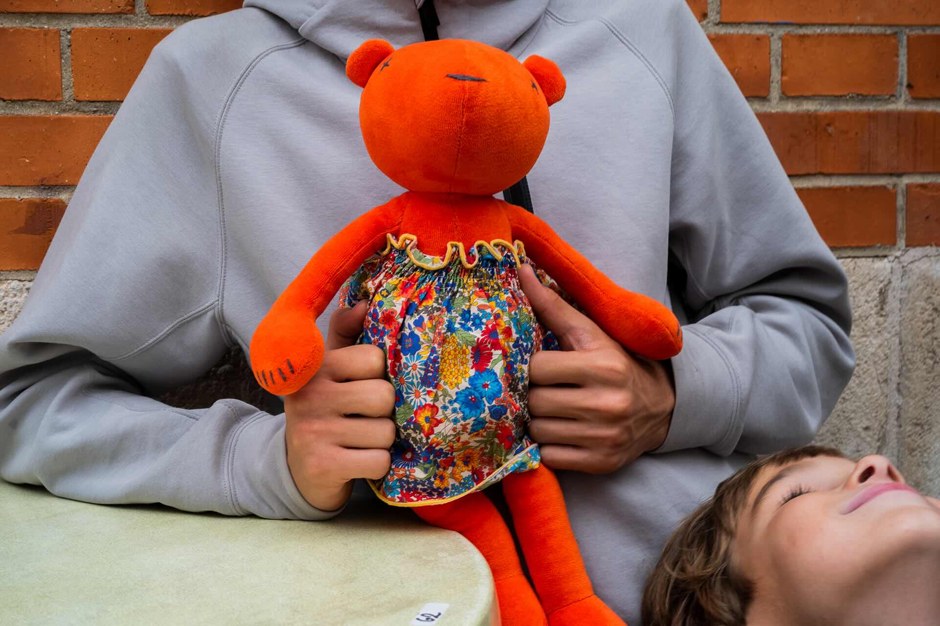 À Quel Âge les Bébés Peuvent-Ils Dormir avec des Peluches ? Guide pour les Parents - ADADA
