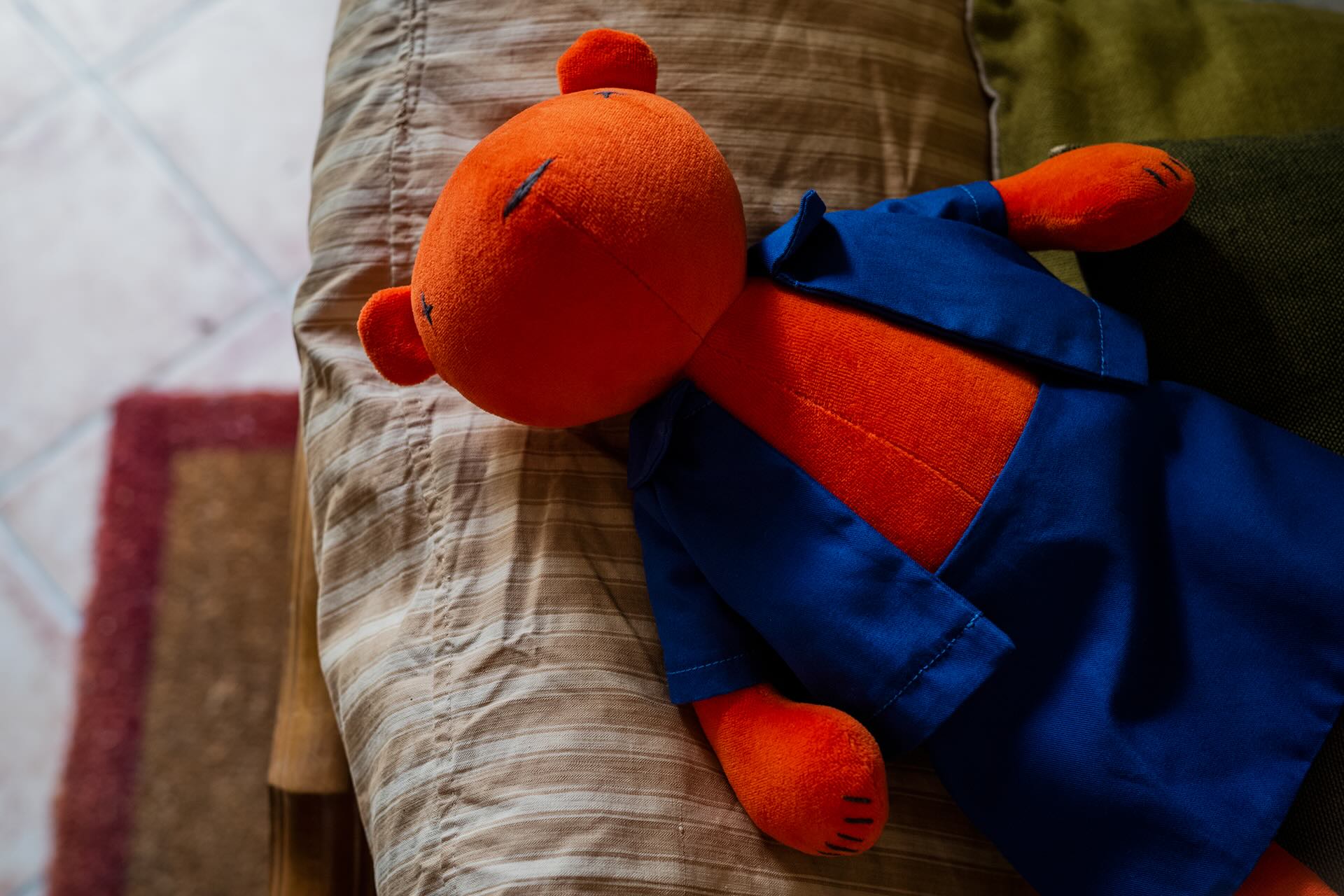 Pourquoi les Peluches Sont Bien Plus Que de Simples Jouets : Des Ancrages Émotionnels pour Tous les Âges - ADADA