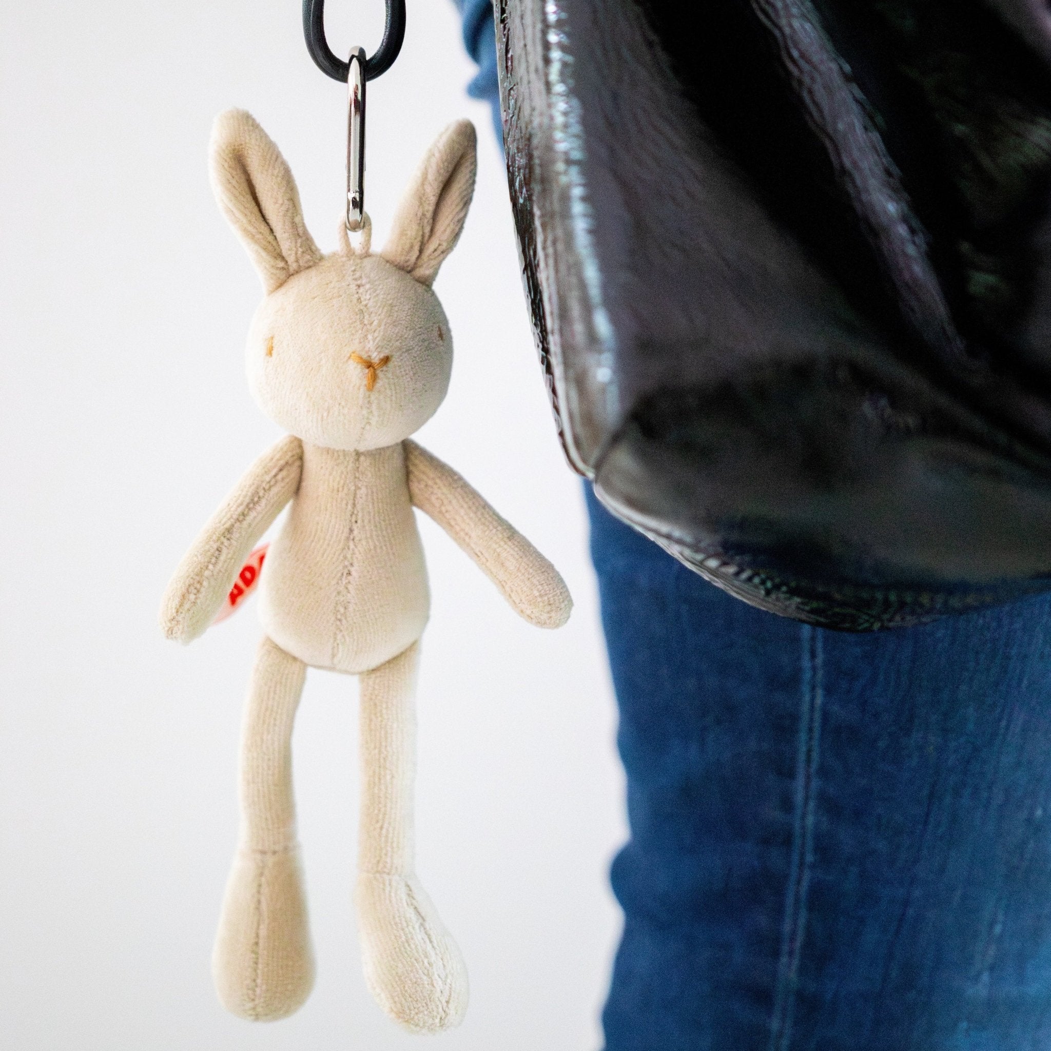 ADA andada キーホルダー Daniel, the Adada rabbit key charm - A tender, elegant charm in beige